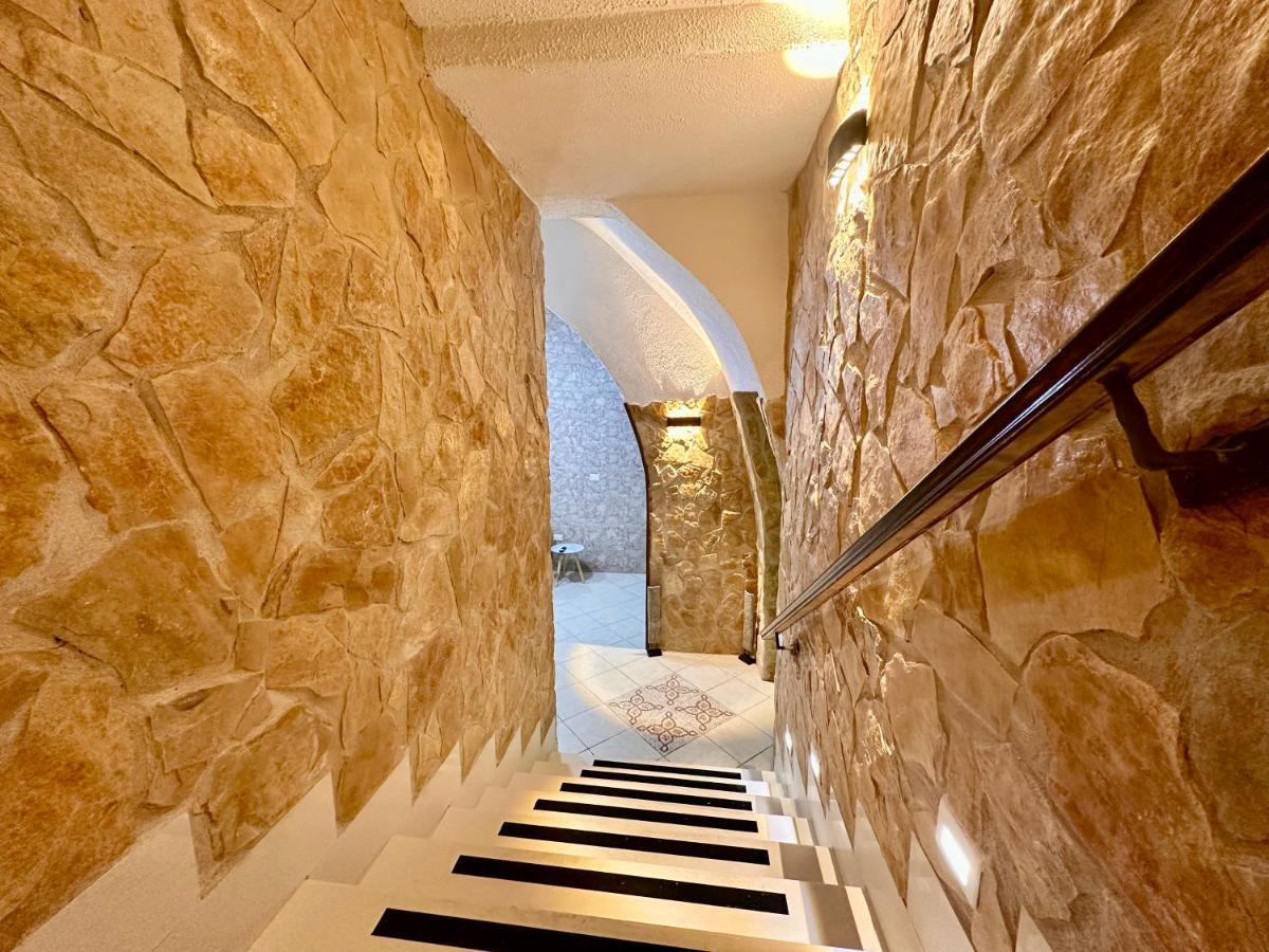 Window In The Stone Naples Hotel Bagian luar foto