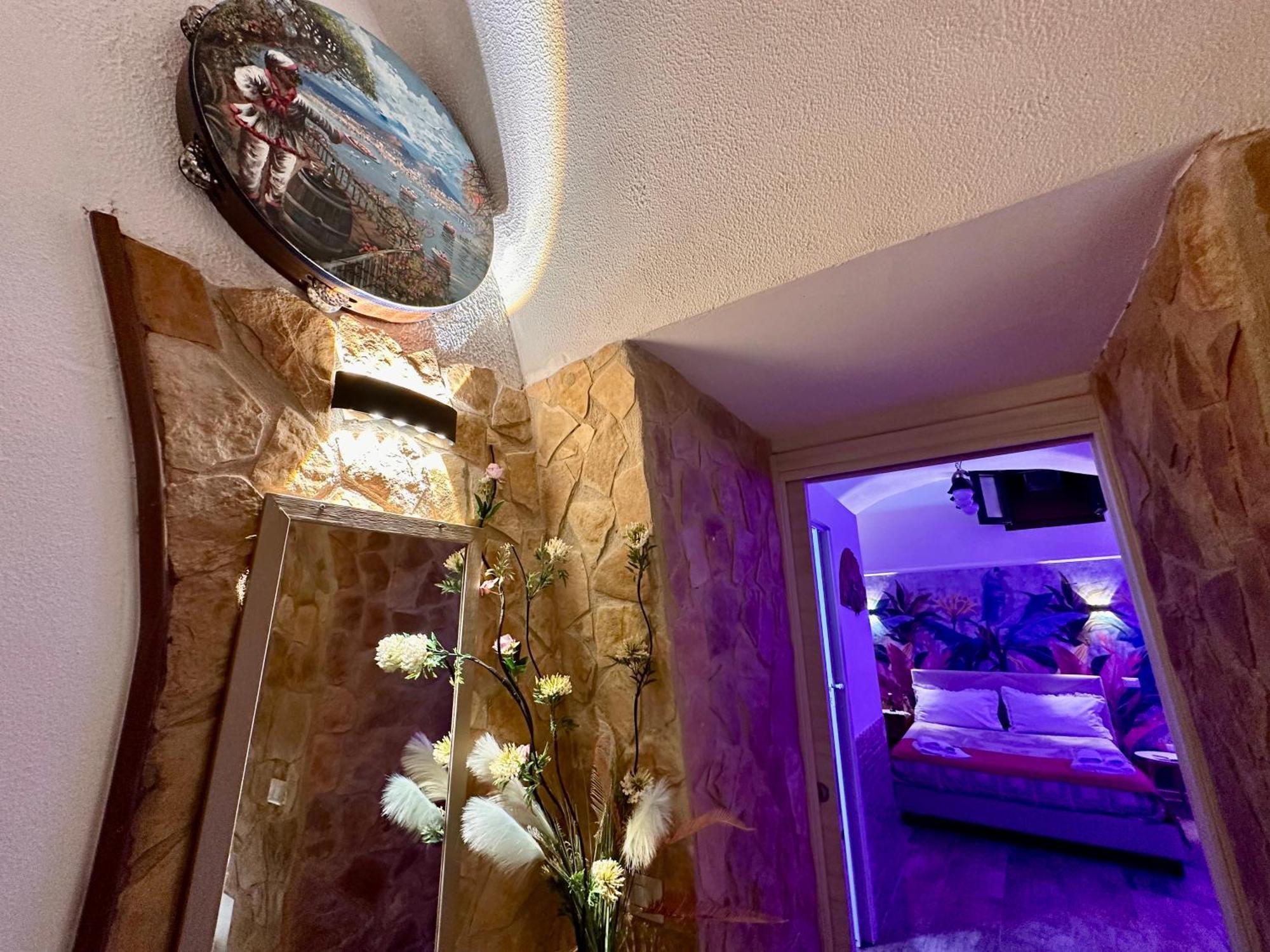 Window In The Stone Naples Hotel Bagian luar foto
