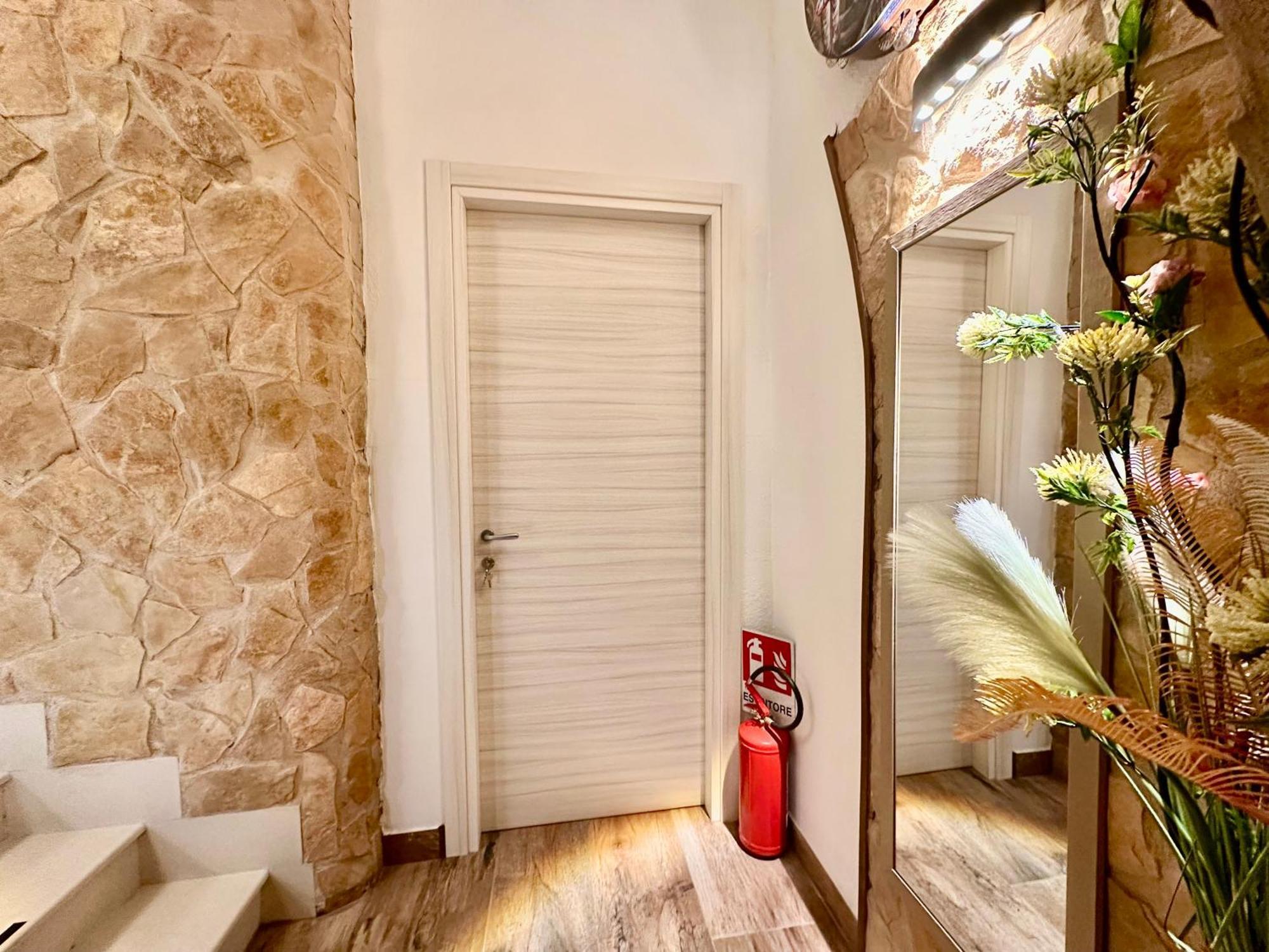 Window In The Stone Naples Hotel Bagian luar foto