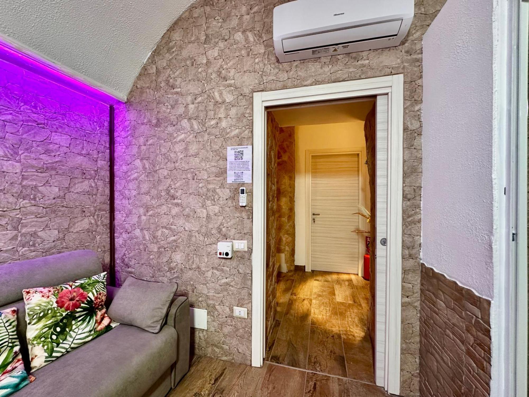 Window In The Stone Naples Hotel Bagian luar foto