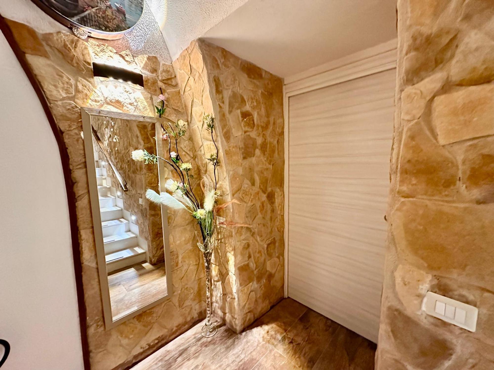 Window In The Stone Naples Hotel Bagian luar foto